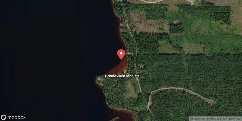 Satellitbild över Ticknäsvikens badplats i Vansbro